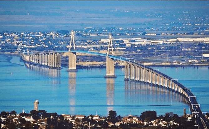 LE PONT DE SAINT NAZAIRE : 3.356m. AU DESSUS DE L'ESTUAIRE. CONSTRUIT DE 1972 à 1975. .... A CONSERVE SON TITRE DE PONT LE PLUS LONG DU MONDE JUSQU'EN 1983.