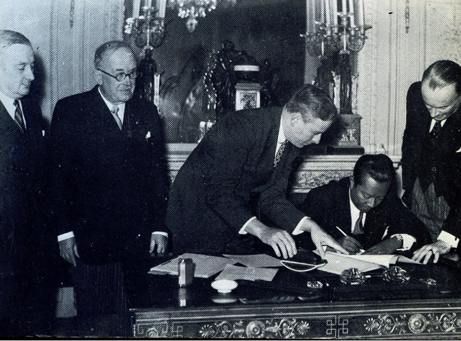 ELYSEE. 8 NOV. 1949. SIGNATURE DU PREMIER TRAITE FRANCO-KHMER PAR  S. A. R. PREAH ANG KROM LUONG SISOWATH MONIPONG. A g. LE PT. DU CONSEIL GEORGES BIDAULT et LE PT. DE LA REPUBLIQUE FRANCAISE VINCENT AURIOL. C* S.A.R.  RAVIVADDHANA SISOWATH MONIPONG.