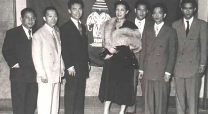 MÔM ALINE SOUVANNA-PHOUMA (XIENG-KHOUANG,25 Déc.1912 - ÎLE DE RE 7 Sept. 1977) REPRESENTAIT LE ROYAUME AUPRES DE L'UNESCO, LA FAO, L'UNICEF, L'OMS, L'ECAFE. ELLE REPOSE AUJOURD'HUI AU CIMETIERE DE SAINT-CLEMENT-DES-BALEINES - CHARENTE MARITIME (17) FRANCE