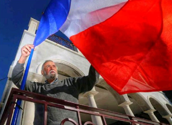 STEFAN DE FAY HISSANT LE DRAPEAU FRANCAIS DEVANT SA MAISON  à NICE . C* www.PressReader.com/Nice_Matin (Cannes) 28 Nov. 2015