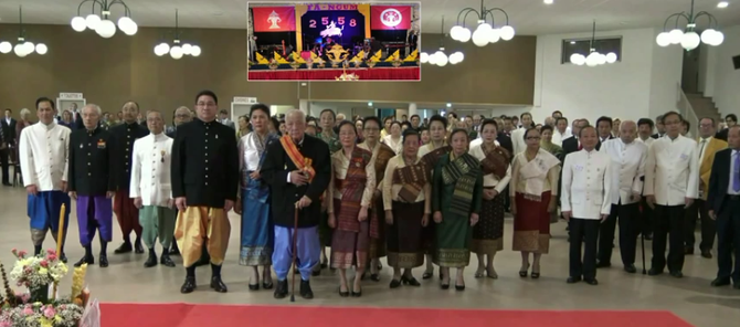 LA SALLE DEBOUT ECOUTE L'HYMNE NATIONAL LAO.