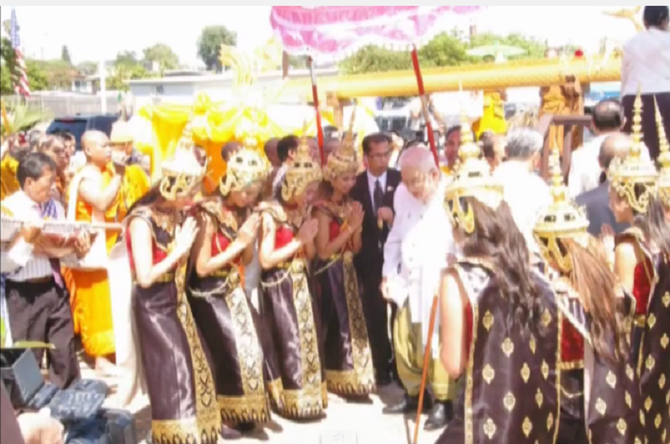 2012. TOURNEE AUX USA DE S.A.R. MONSEIGNEUR LE PRINCE REGENT SAURYAVONG SAVANG. HOMMAGE DE LA COMMUNAUTE LAO DE SAN DIEGO