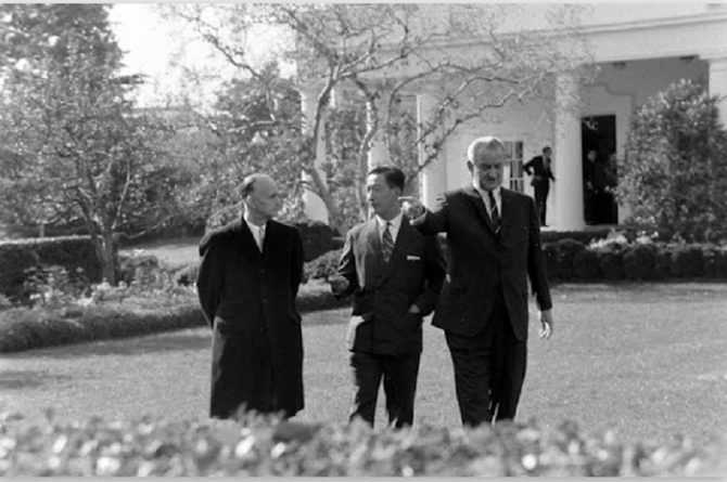 10 NOV. 1967. S.A.R MONSEIGNEUR LE PRINCE VONG SAVANG AVEC LE PRESIDENT JOHNSON à LA MAISON BLANCHE. 