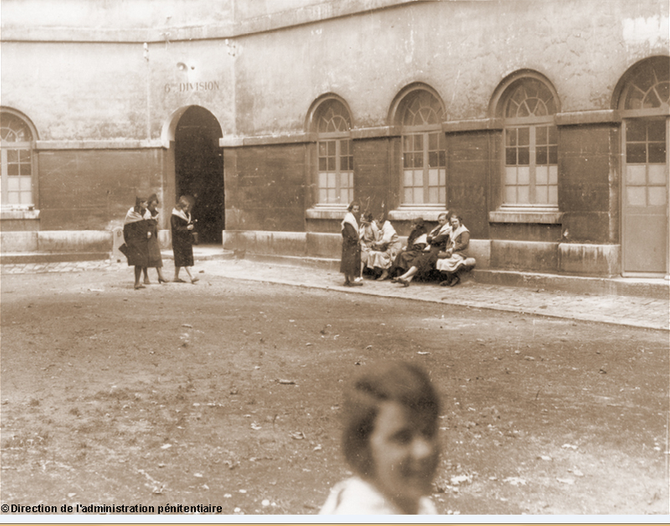 LA COUR DE PROMENADE.