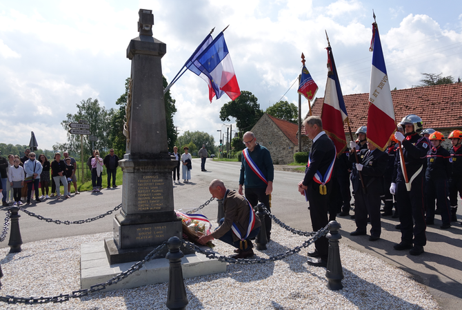 Vincent Verot (accroupi), Michaël Peugniez ( à sa droite), Didier Salot (à sa gauche) : Les maires de Monthurel, Saint-Eugène et Connigis déposent une gerbe de fleurs au monument aux morts commun.
