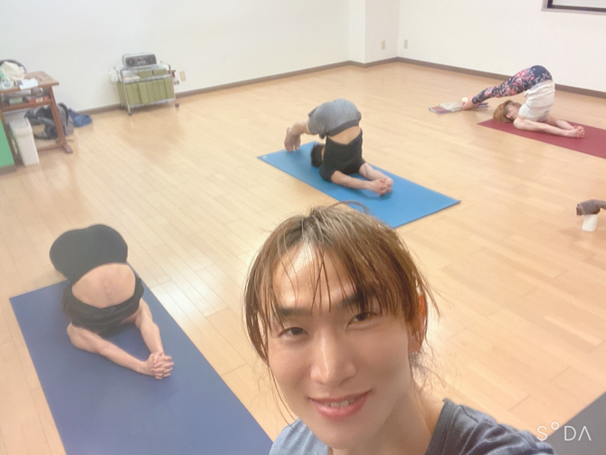 zoomでヨガレッスン オンラインレッスン オンライン講座 yoga アシュタンガヨガフルプライマリー 合田賢二 ヒョニヨガ 