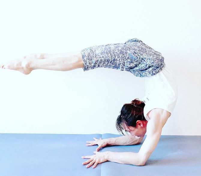 ピンチャマユラーサナ 合田賢二 ヒョニ ひょに ごうだけんじ ゴウダケンジ yoga ヨガ よが アームバランス
