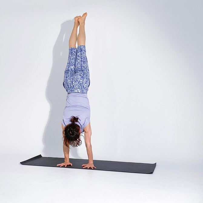 ハンドスタンド 合田賢二 ヒョニ ひょに ごうだけんじ ゴウダケンジ yoga ヨガ よが アームバランス