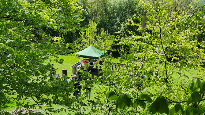 Terrasse mit Pavillon im Grünen mit bunten Ballons.