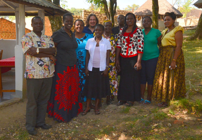 von Links nach Rechts: Laban (Kisa), Marianne (Kakamega), Wilhelmina (Shimayero), Jörg Mauch (Fair Aid e.V.), Celina (Solzialarbeiterin Kisa), Josephine (Kisa), Milka (Protokollantin), Esther (Projektmanagerin), Joan (Shimanyero), Aurelia (Direktorin)