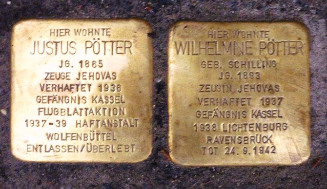 wie im Leben: die beiden nebeneinander liegenden Stolperstein für Wilhelmine und Justus Pötter