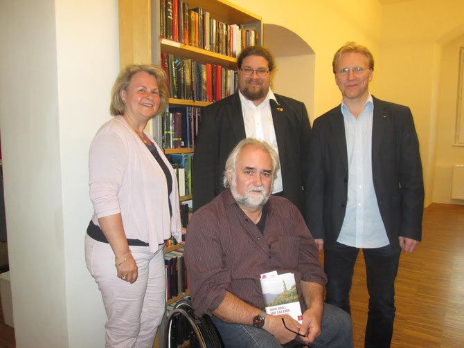 V.l.n.r.: Leiterin der Stadtbücherei Christiana Reischl, Autor Erwin Riess, GR Mag. Klaus Bergmaier, Behindertenbeauftragter Mag. Peter Binder. Foto: zVg