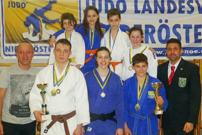 Vorne: Andreas Schlögl, Patrick Ponner, Michaela Maier, Julian Schlögl, Martin Stump (sportl. Leiter des NÖ Judo-Landesverbandes). Hinten: Carina Zeillinger, Franziska Schlögl, Fabian Dogariu, Julia Strasser. Foto: zVg
