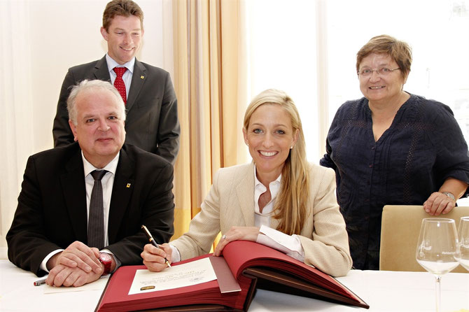 US-Botschafterin Alexa Wesner wurde von Bürgermeister Dr. Reinhard Resch, Stadträtin Mag. Anna Wegl und Magistratsdirektor Mag. Karl Hallbauer im Rathaus empfangen. Hier trug sie sich ins Ehrenbuch der Stadt Krems ein. Foto: Stadt Krems.