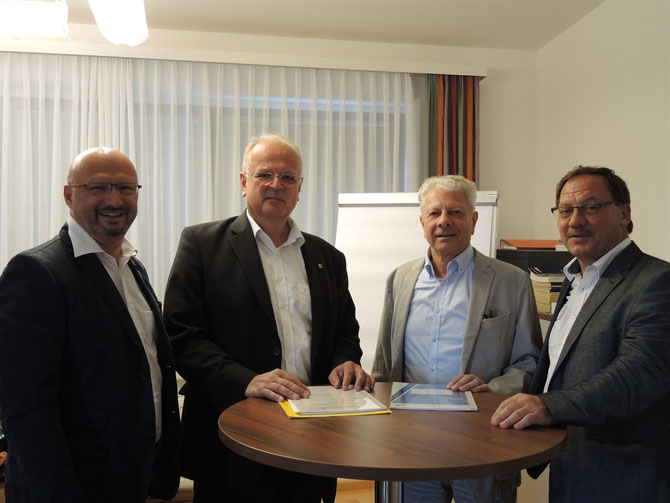 Gerhard Wildpert (GV), Bgm. Dr. Reinhard Resch, GV-Obmann Bgm. Walter Harauer und Christian Braun (Stadt Krems, von links) präsentieren die Jahresbilanz der Umladestation. © Stadt Krems.