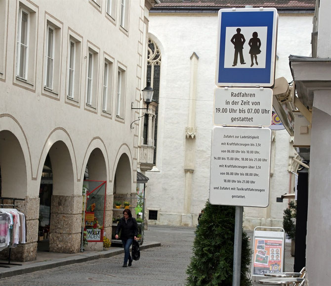 Auch in der Kirchengasse muss man nicht immer vom Rad absteigen. Radfahren ist hier, zwischen 19.00 Uhr und 7.00 Uhr, im Schritttempo, erlaubt. Foto: Stadt Krems.