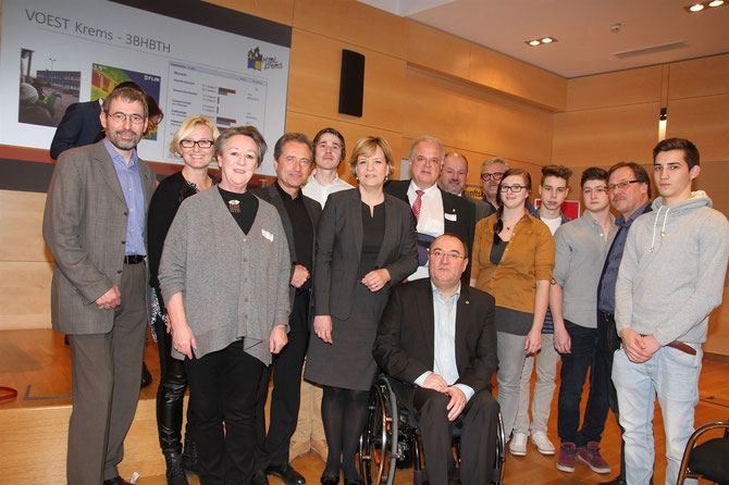  HTL-Schüler präsentierten die Ergebnisse ihrer Untersuchungen unter dem Schwerpunkt „Energiesparen“. Landesrätin Mag. Schwarz, Bgm. Dr. Resch, Umweltgemeinderat StR Albert Kisling, Lehrer und Schuldirektoren hörten interessiert zu. Foto: Stadt Krems.