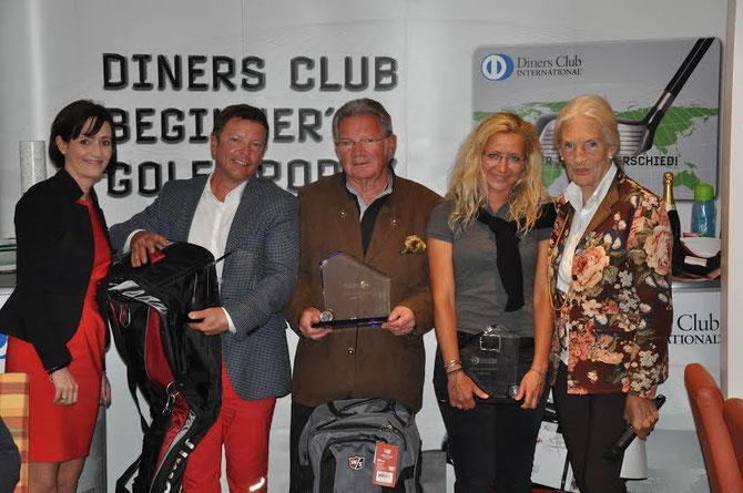Diners Cub Beginner´s Trophy: Die Nettogewinner - v.l.n.r. Julia Horvath (Diners Club), Wolfgang Grillenberger, Michael Micksche, Nina Stix und GCO Vizepräsidentin Inge Kula. Foto: zVg