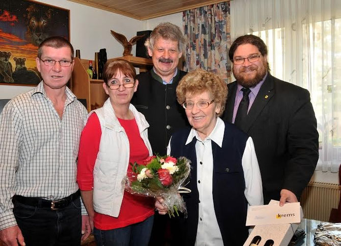 V.l.n.r.: Sohn Manfred Zaussinger, Schwiegertochter Helga Zaussinger, Vizebgm. Gottfried Haselmayer, Jubilarin Gertraud Gföhler, GR Mag. Klaus Bergmaier. Foto: Stadt Krems.