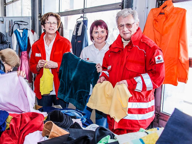 V.r.n.l.: Bezirksstellenleiter Johann Paul Brunner, MSc MBA; Michaela Muthenthaler, Maria Magdalene Pichler. Foto: Chris Leneis, OeRK LV Niederösterreich.