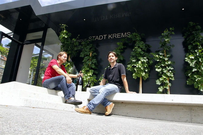 Fritz Miesbauer (li) und sein Kellermeister Peter Rethaller haben mit dem Grillenparz Riesling Reserve die höchste Punktezahl erreicht. © Stadt Krems.