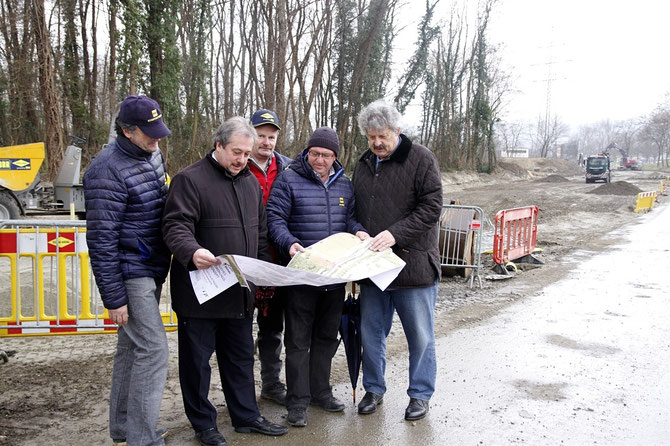 Die Arbeiten in der Austraße gehen in die nächste Bauphase. Reinhard Brückner (Elektroabteilung), Stadtrat Alfred Scheichel, Karl Weißensteiner (Teerag Asdag), DI Helmut Hardegger (Leiter Straßen-Wasserbau) und Vbgm. Haselmayer (von links). Foto: zVg