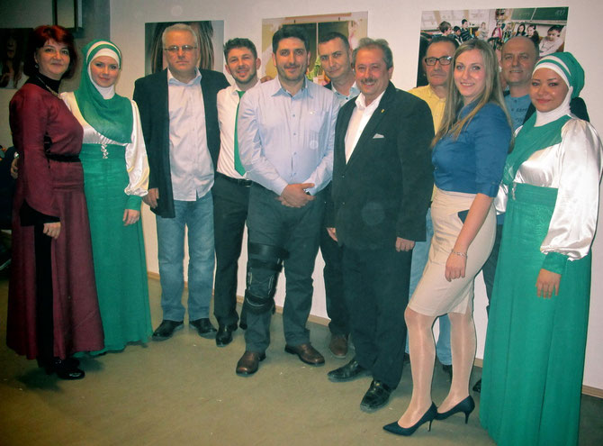 V.l.n.r.: GRin DSAin Mirsada Zupani, Chorsängerin, Refik Veljan, Imam Ibrahim Jakubovic, Obmann Enser Sejdoski, Senad Husovic, StR Alfred Scheichel, Senci Demiroski, GRin Jasmina Brđaninović, Obmann-Stellvertreter Refik Fejzic, Chorsängerin. Foto: zVg