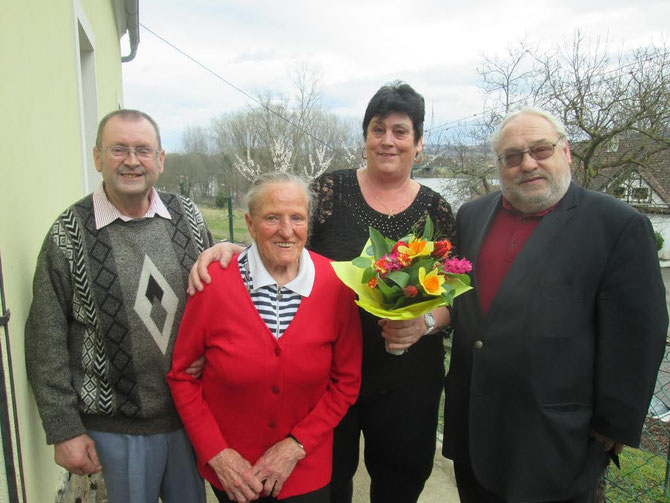 V.l.n.r.: Gatte Josef Durstmüller, Nachbarin Christine Petz, Jubilarin Waltraud Durstmüller, GR Alfred Friedl. Foto: Stadt Krems.