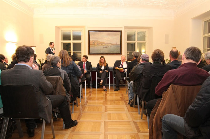 Der Infoabend stieß auf großes Interesse: Mehr als 100 Bürgerinnen und Bürger kamen mit ihren Fragen, Anliegen, Anregungen und Sorgen ins Rathaus Stein. Foto: zVg