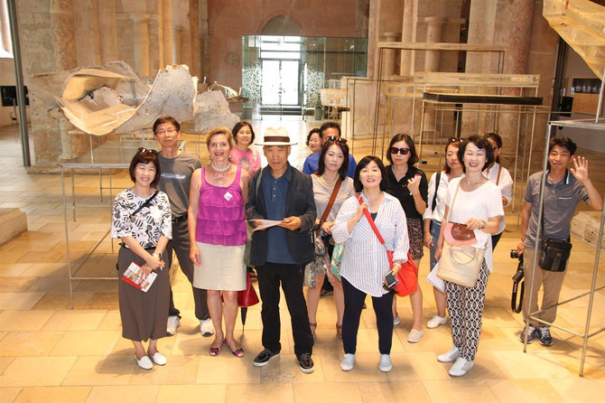 Die Dominikanerkirche mit dem Museum Krems und der Galerie Zeitkunst NÖ war eine der Stationen des Informationsbesuches koreanischer Journalisten in Krems. Helma Strizik führte die Gruppe an besonders sehenswerte Plätze.  © Stadt Krems.