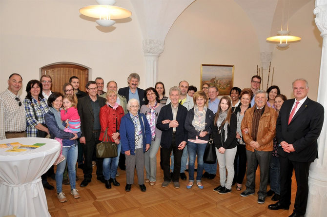 Bgm. Dr. Reinhard Resch und Vizebgm. Gottfried Haselmayer begrüßten die Neo-Kremser in ihrer neuen Heimatstadt. Foto: Stadt Krems.
