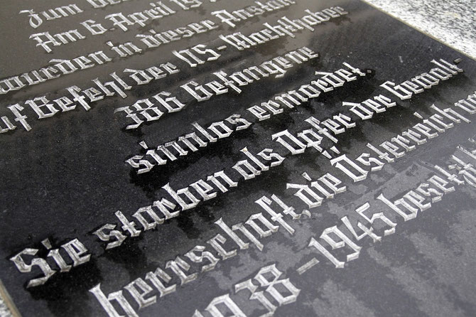 Beim Denkmal im Empfangshof der Justizanstalt Stein wird bei der Gedenkfeier am 12. April der Opfer der „Massaker von Stein“ gedacht. Foto: Stadt Krems.