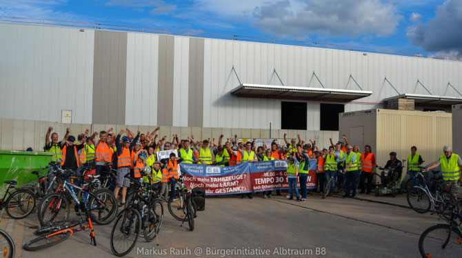 Ziel der Demo war die neue Logistikhalle im Industriegebiet Ochenbruck.