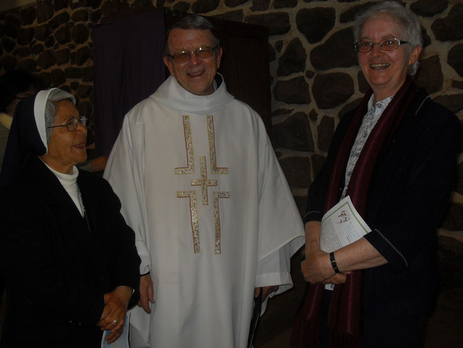 celebraciones de las Hermanas de la Misericordia el 12 de Diciembre 2014. Hna sarah y Juanita conversando con el Padre  Simón Pedro..