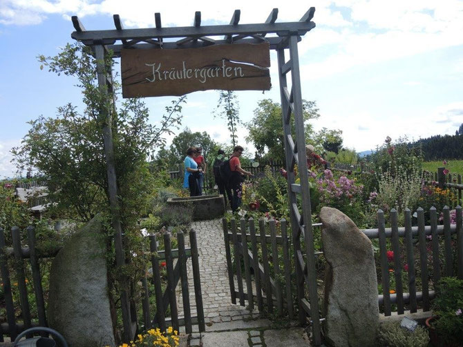Der Eingang zum Kräutergarten.