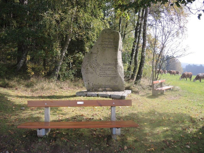 Gedenksteine säumen den Wanderweg.