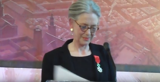 LE 25 JUIN 2013 Hélène MACE de LEPINAY reçoit la CROIX d'OFFICIER DE LA LEGION D'HONNEUR des mains du PREMIER MINISTRE François FILLON.....Mairie du 15è