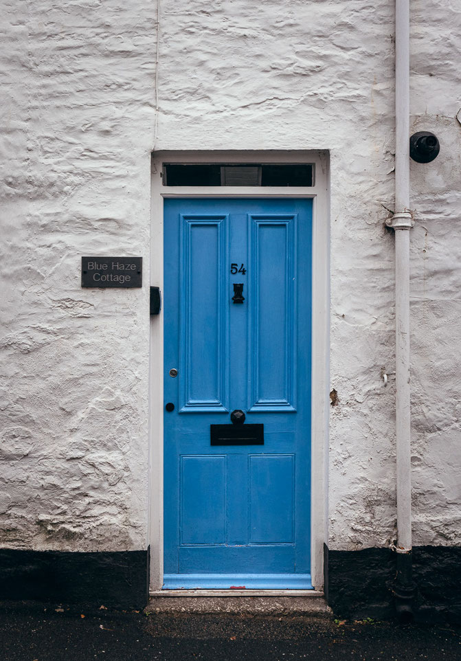 Blaue Tür in Fowey in Cornwall, England
