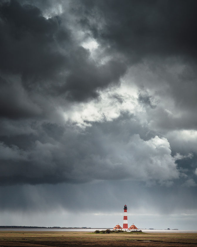 Leuchtturm Westerheversand in Westerhever an der Nordsee bei stürmischem Wetter