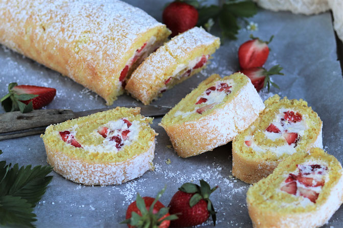 Erdbeerbiskuitroulade