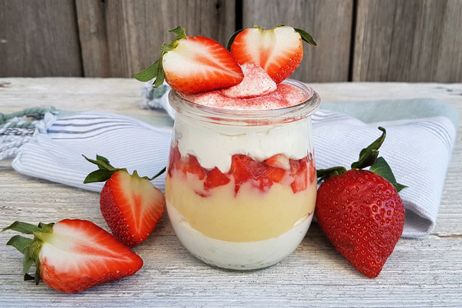 Erdbeerschichtdessert