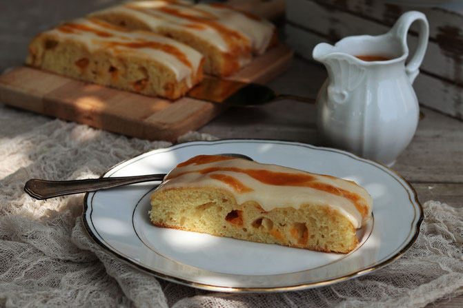 Marillenblechkuchen mit Sauerrahmcreme und Marillensauße