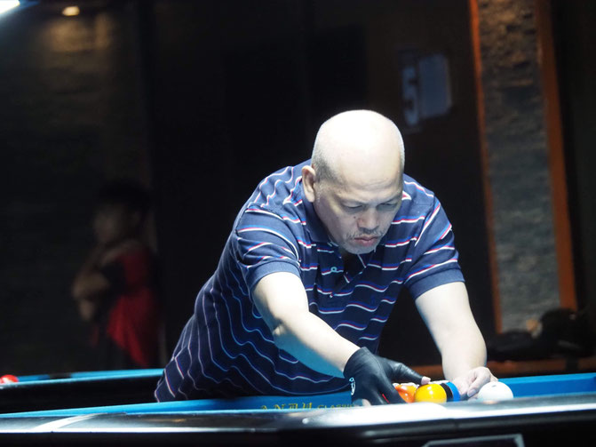 ボールの番号を全て上に向けてラックを組むリニング選手