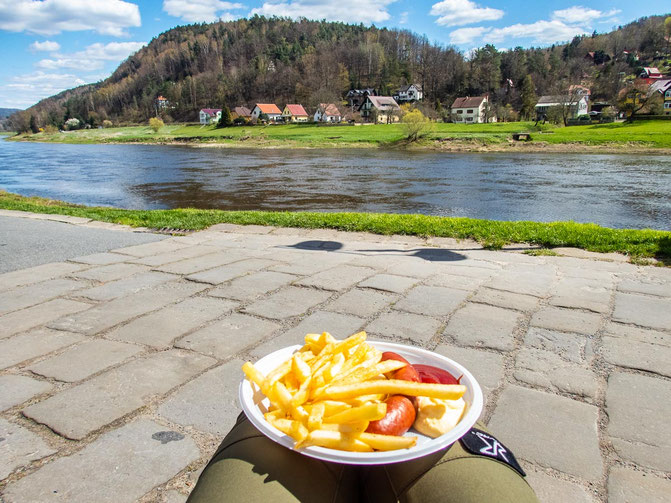 Pause am Elbufer während der Malerweg-Wanderung mit Blick auf die Elbe