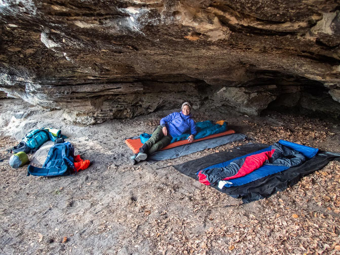 Boofen im Elbsandsteingebirge mit Schlafsack und Isomatte unter einem Sandsteinfels