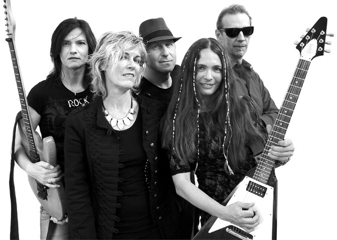 Crimson Delight steht für zeitlosen Rocksound, der gut ins Ohr geht. Die Stuttgarter Band mit den drei Songwriterinnen in ihren Reihen feiert am 7. August im Kulturforum Metzingen neben eigenen Songs auch einige berühmte Rock-Klassiker ab. Foto: Promo