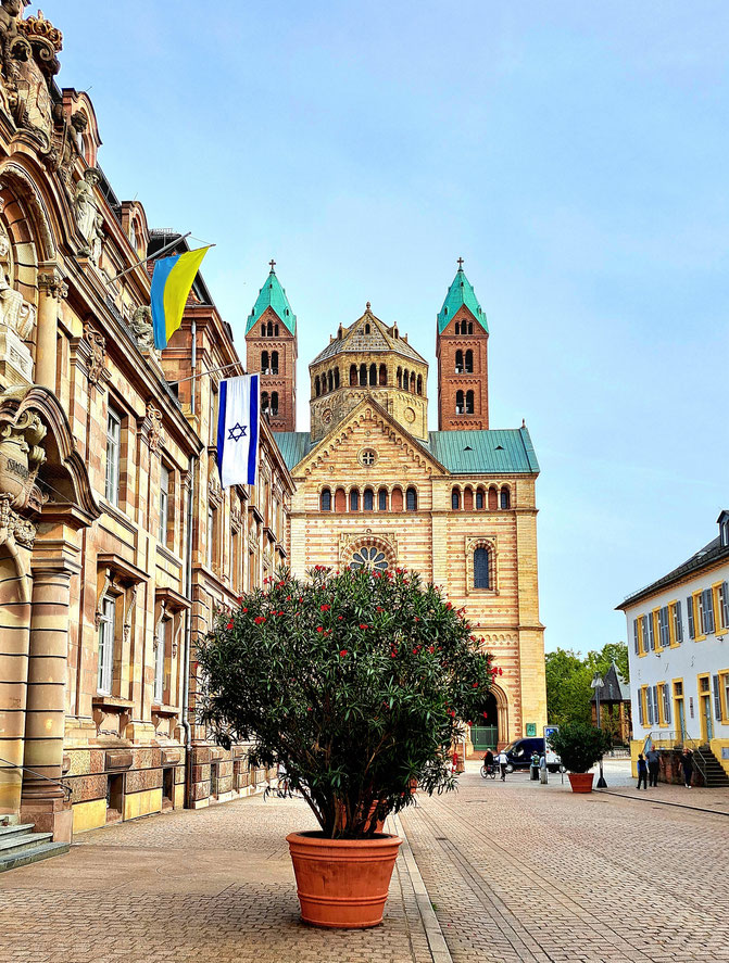 Gehisste ukrainische und israelische Flagge am Stadthaus vor dem Speyerer Dom