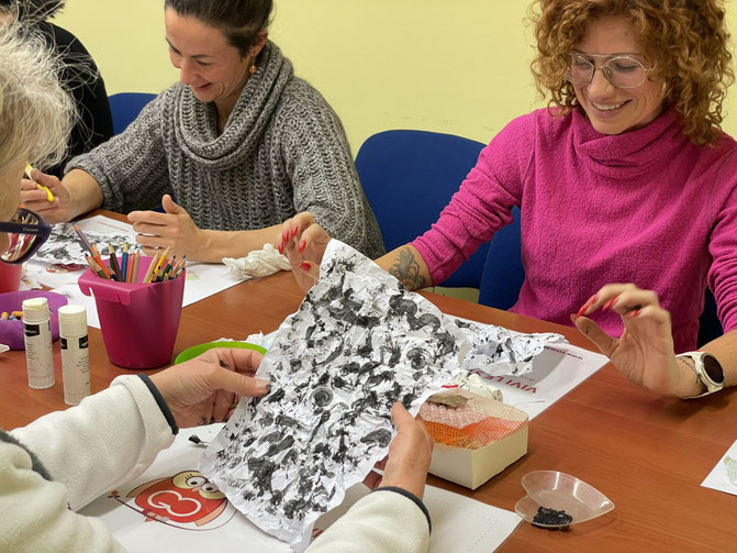 Gruppo di adulti partecipa a un workshop educativo sul patrimonio culturale