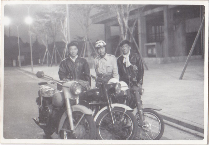 京都－東京ツーリングの出発時、京都会館前で１９６０年７月写真中央が能勢（ポインター）、左　辻有光君（スーパーカブ）、右　吉井啓二君（ライナー）