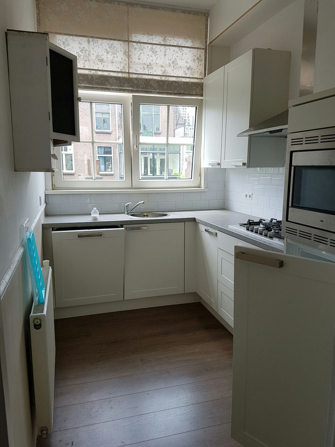 De nieuwe keuken met het nieuwe raam